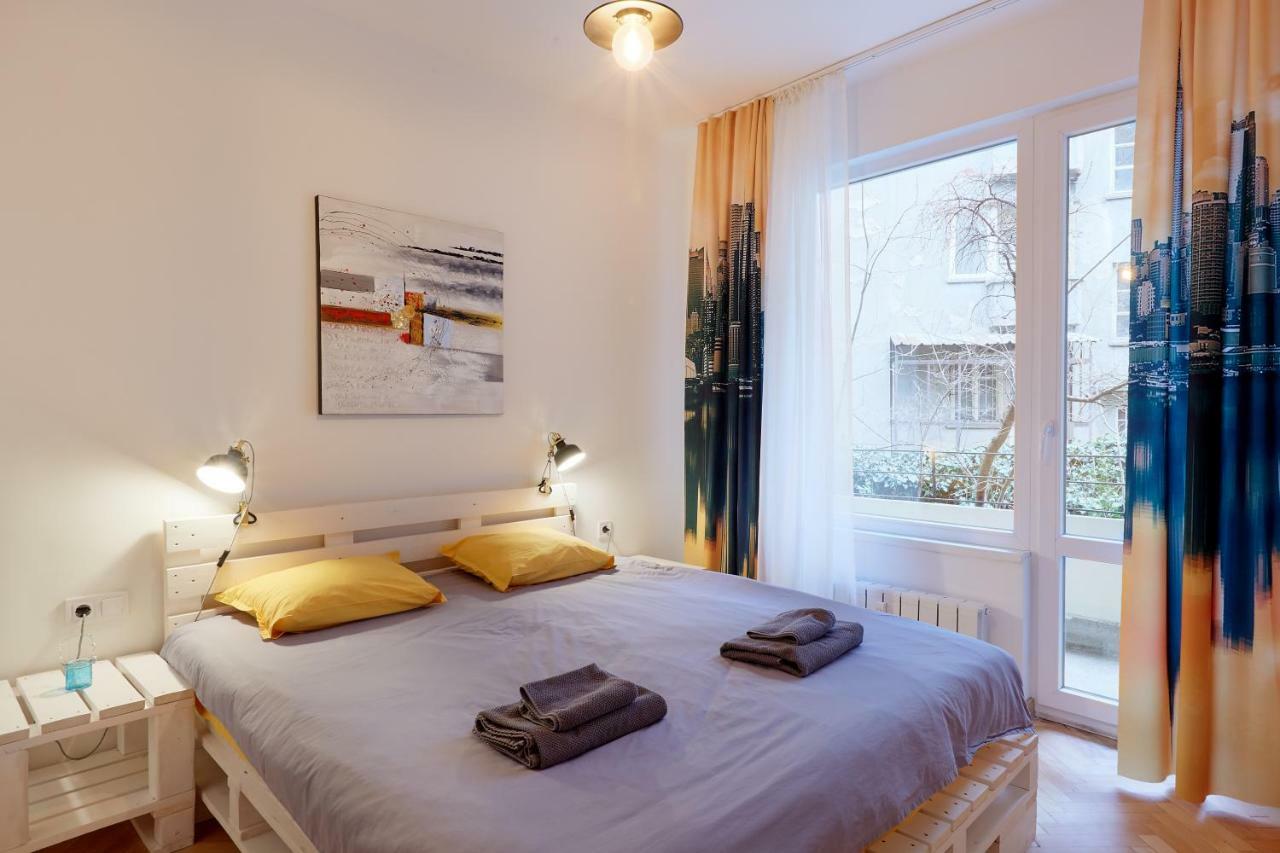 *the Cosmopolitan* Apartment