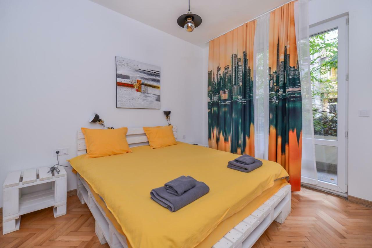*the Cosmopolitan* Apartment